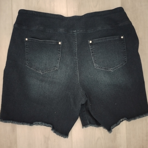 BELLE BY KIM GRAVEL TRIPLELUX  5 POCKET 8" SHORTS DARK DENIM SHORTS ONLY - Picture 4 of 7